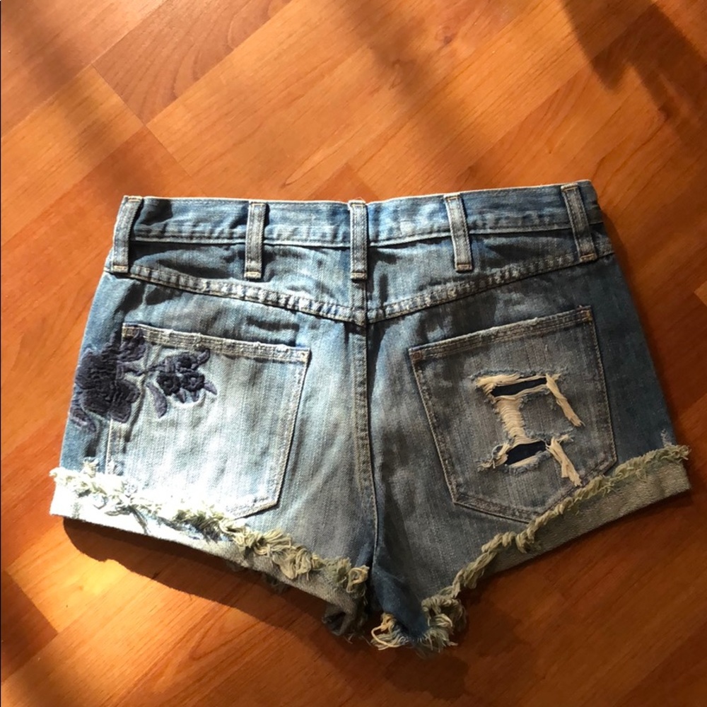 High rise shorts with floral embroidery - Picture 2 of 2
